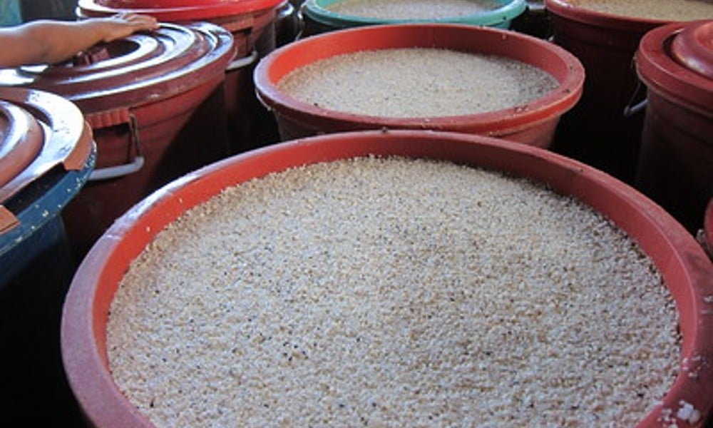Mezclar el arroz seco con la levadura de vino master.